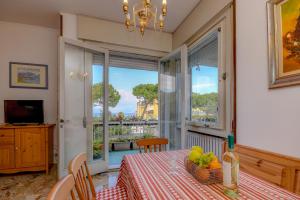 een eetkamer met een tafel en een raam met uitzicht bij DesenzanoLoft Il girasole del Lago in Desenzano del Garda