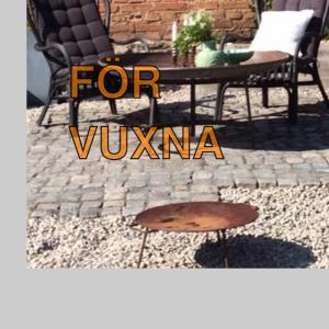 a sign that says for vuvina next to a table and chairs at Liv på Österlen Bed&Breakfast in Sandby