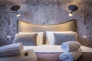 sypialnia z łóżkiem z ręcznikami w obiekcie Palazzo dei Conti Residenza d'Epoca we Florencji