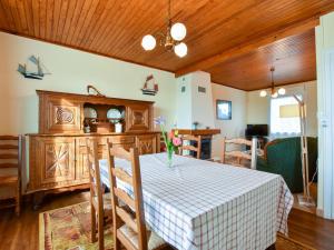 Classic Holiday Home in Saint Nic Pentrez with Fenced Gardenにあるレストランまたは飲食店