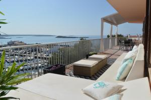 balcón con vistas al puerto deportivo en WHITE - EnjoytheSeainColonia WE RENT ONLY FROM SAT TO SAT, en Colonia de Sant Jordi