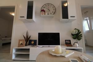 Televízia a/alebo spoločenská miestnosť v ubytovaní Apartman La maison