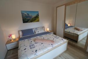 sypialnia z dużym łóżkiem i lustrem w obiekcie Apartman La maison w mieście Zadar