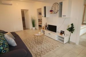 Televízia a/alebo spoločenská miestnosť v ubytovaní Apartman La maison