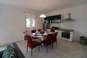 kuchnia i jadalnia ze stołem i krzesłami w obiekcie Apartman La maison w mieście Zadar