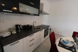 Kuchyňa alebo kuchynka v ubytovaní Apartman La maison