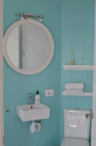 Un baño con lavabo, espejo e inodoro. en WHITE - EnjoytheSeainColonia WE RENT ONLY FROM SAT TO SAT, en Colonia de Sant Jordi 32 fotos más