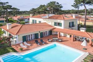 una vista aérea de una casa con piscina en Villa Gerbera, en Apostiça
