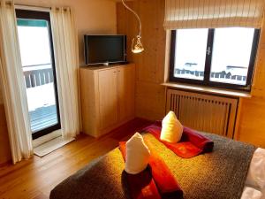 Televízia a/alebo spoločenská miestnosť v ubytovaní Chalet Juwel