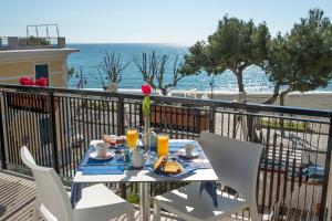 una mesa con comida y vistas al océano en B&B Amalba Maiori, en Maiori