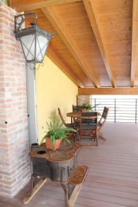 un porche con una mesa y una lámpara. en Corte Nuova B&B, en Bagnolo San Vito