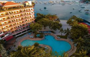 Výhled na bazén z ubytování Cebu White Sands Resort and Spa nebo okolí