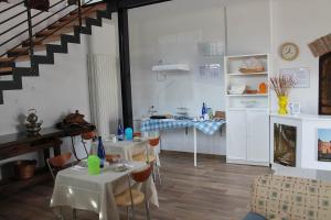 salon z dwoma stołami i schodami w obiekcie Corte Nuova B&B w mieście Bagnolo San Vito