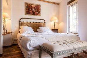Un pat sau paturi într-o cameră la Chambre et Gite Le Roc sur l'Orbieu