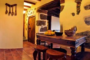 a table with a bowl of fruit on it in a room at Casa abuela Amparo in Frontera