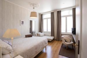 Un pat sau paturi într-o cameră la Restaurant & Guesthouse Cachet de Cire