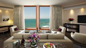 TV a/nebo společenská místnost v ubytování Carlton Tel Aviv Hotel – Luxury on the Beach