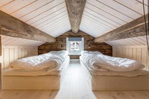 two beds in a room with a ceiling at Mountain View in Stranda