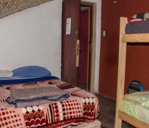 Ein Bett oder Betten in einem Zimmer der Unterkunft El Farolito Hostel