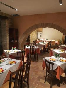 StaffoloにあるIl Vicolettoのテーブルと椅子が備わるレストラン