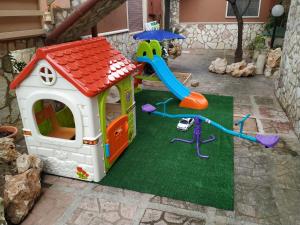 un set di giochi con scivolo e parco giochi di SCIUSCIA' ad Alcamo Marina