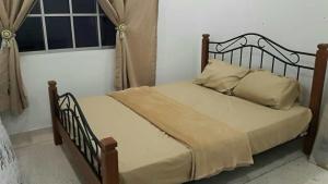 A bed or beds in a room at JIAXIN HOMESTAY SEMENYIH BROGA SELANGOR