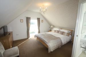 Un dormitorio con una cama grande y una ventana en Anniston Farm Cottages en Inverbervie