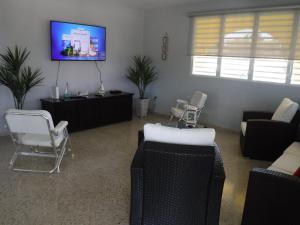 TV a/nebo společenská místnost v ubytování La Casona Beach House