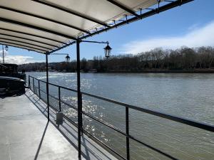 パリにあるPéniche "SunFlower"の橋からの川の眺め