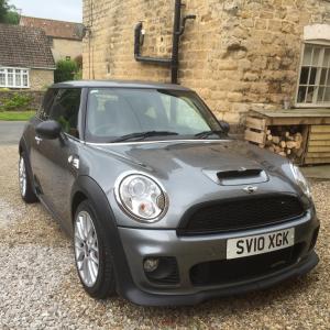 un pequeño coche gris estacionado frente a un edificio en Annex Fishers Yard en York