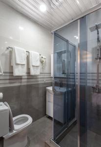 Ett badrum på Hotel Avenue 106