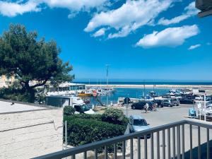 vistas a un puerto deportivo con barcos en un aparcamiento en Eva CasaVacanza, en Savelletri di Fasano