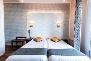 Letto o letti in una camera di Hotel Belle Vue Royan