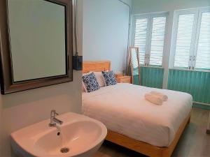 Postel nebo postele na pokoji v ubytování Latima Boutique Hostel