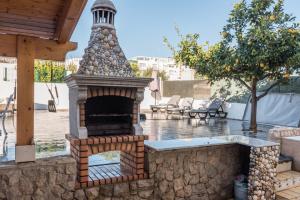 a outdoor pizza oven on a patio at Dipti's in Ferragudo