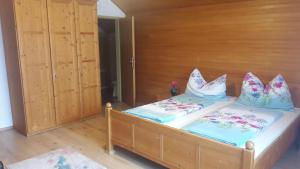 ein Schlafzimmer mit einem Bett mit Kissen darauf in der Unterkunft Pansion Brda in Rohrendorf bei Krems