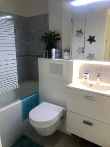 un bagno con un water e un lavandino di Appartement Vue Mer Benerville-sur-mer a Bénerville-sur-Mer
