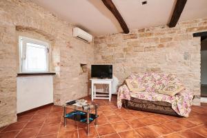 a living room with a couch and a tv at App Lidia in Grožnjan