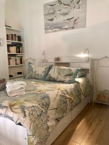 una camera da letto con un letto e una libreria di Appartement Vue Mer Benerville-sur-mer a Bénerville-sur-Mer