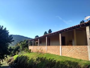 a house on the side of a hill at Chalé em Ibitipoca in Conceição da Ibitipoca