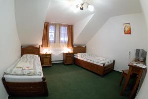 Ένα ή περισσότερα κρεβάτια σε δωμάτιο στο Penzión Kachelman