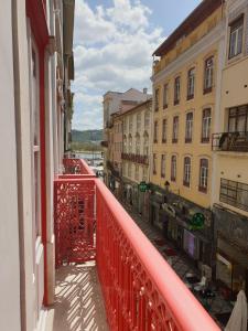 コインブラにあるCasa da Baixa Downtown Houseの建物のある街の景色を望むバルコニー
