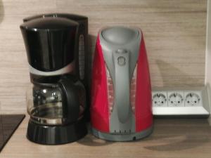 Příslušenství pro přípravu čaje a kávy v ubytování Ferienwohnung Einbeck FeWo B Nolte