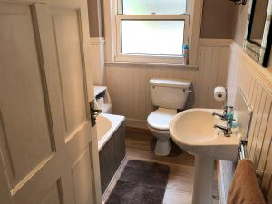 Et badeværelse på Rose Cottage + 8 billeder