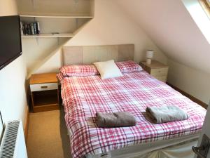 En eller flere senge i et værelse på Rose Cottage