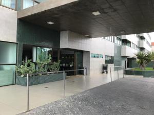 uma vista externa de um edifício com plantas sobre ele em Flat no Hotel Ritz Suites em Maceió