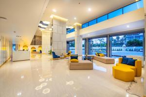 una hall con mobili e finestre gialli e blu di Beehive Boutique Hotel Phuket a Phuket