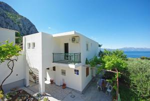 ein weißes Haus mit Meerblick in der Unterkunft Apartmani Maslina in Gradac