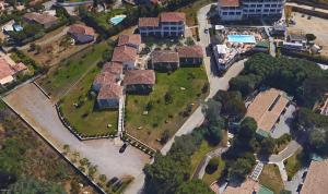 an aerial view of a house with a yard at Porticcio centre plage à pieds, studio-cabine 4 Pers max, promo 7 nuits in Porticcio