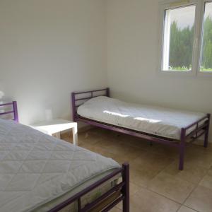 a bedroom with two bunk beds and a window at villa 8 personnes piscine privée 8RJC12 in Saint-Laurent-de-la-Salanque